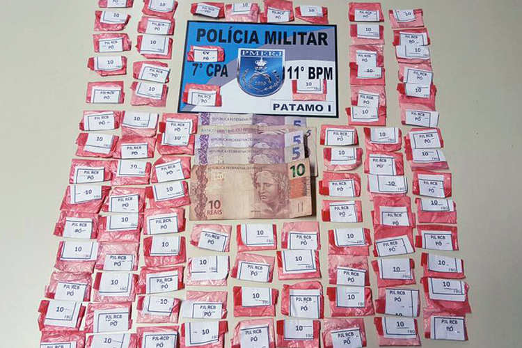 Durante ação foram confiscados 92 papelotes de cocaína e R$ 30 (Foto: 11ºBPM) 