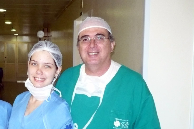 O cirurgião cardíaco Gustavo Ventura — na foto com sua filha, a estudante de medicina Renata Couto — destaca o avanço no tratamento de pacientes cardíacos em Nova Friburgo com o novo equipamento