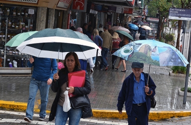 O desfile de guarda-chuvas na Avenida Alberto Braune (Foto: Henrique Pinheiro)