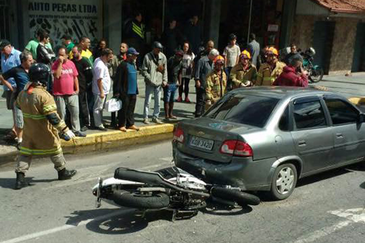 Acidente na Avenida Euterpe Friburguense (Foto: Leitor via WhatsApp)