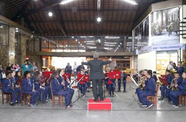 Legenda: Sob a regência do professor e maestro José Antônio Miranda Barroso, concerto promete animar o público pelo repertório diversificado (Foto: Glaiso Pereira)