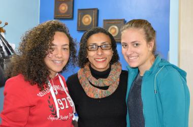 A diretora Ângela Maria da Conceição Ferreira (ao centro), ladeada pelas alunas Thayssane Rocha (à esquerda) e Ana Carolina Pereira (à direita) (Foto: Henrique Pinheiro)