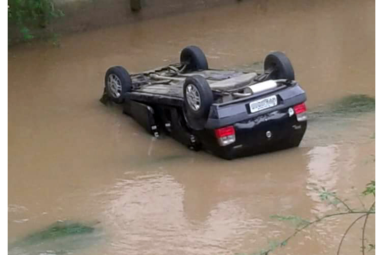 O carro caiu dentro do rio (Foto: Leitor via WhatsApp)