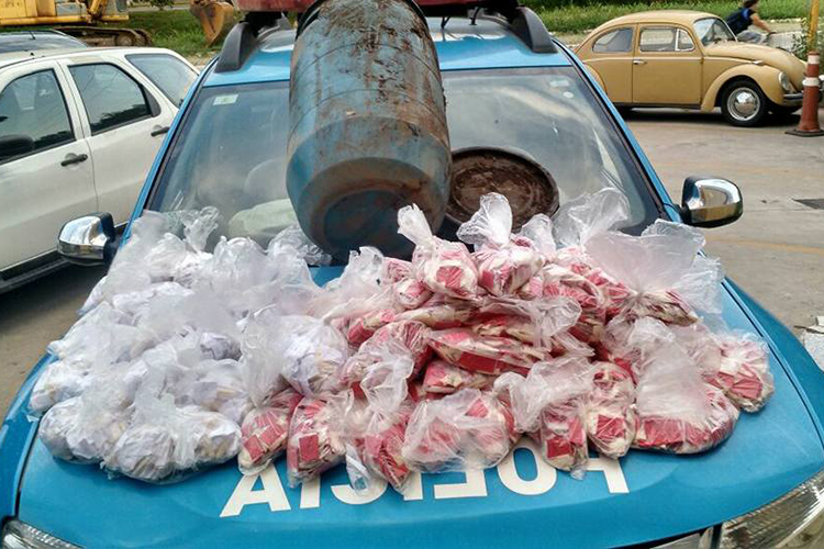 Os papelotes de cocaína estavam dentro de um barril (Foto: 11º BPM)