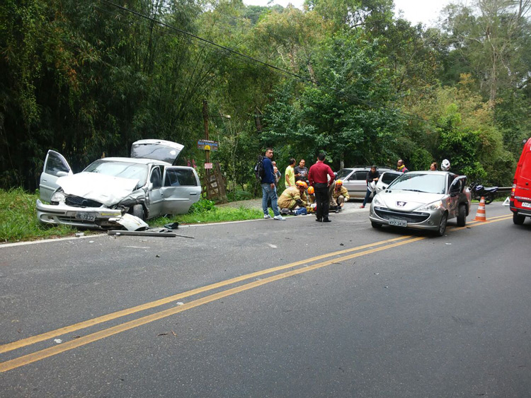 A colisão aconteceu na estrada para Amparo (Foto: Leitor via WhatsApp) 