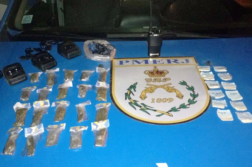 As drogas e os equipamentos foram apreendidos na Delegacia Legal de Nova Friburgo (Foto: 11º BPM)