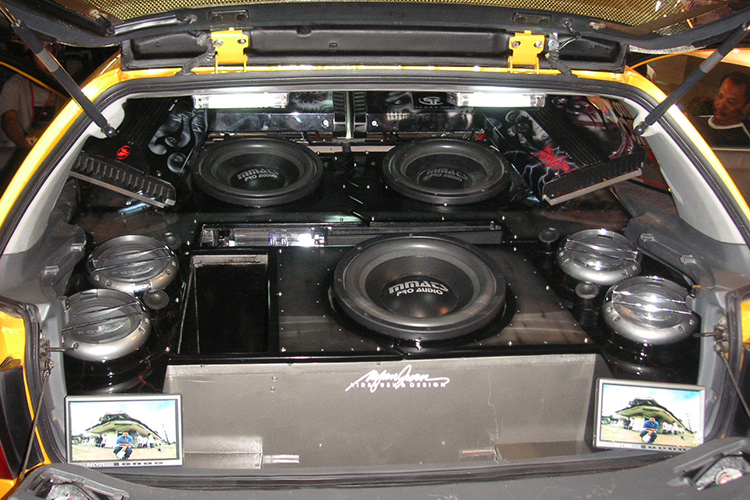 Exemplo de carro equipado com sistema de som com subwoofers (Foto: Flickr)