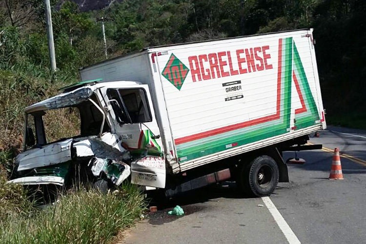 - Os caminhões bateram na estrada que liga Nova Friburgo a Teresópolis (Foto: Leitor via WhatsApp)