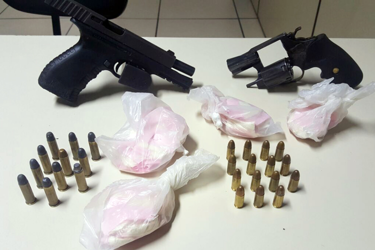 Os papelotes de cocaína e as armas foram apreendidos no loteamento Maringá (Foto: 11º BPM)