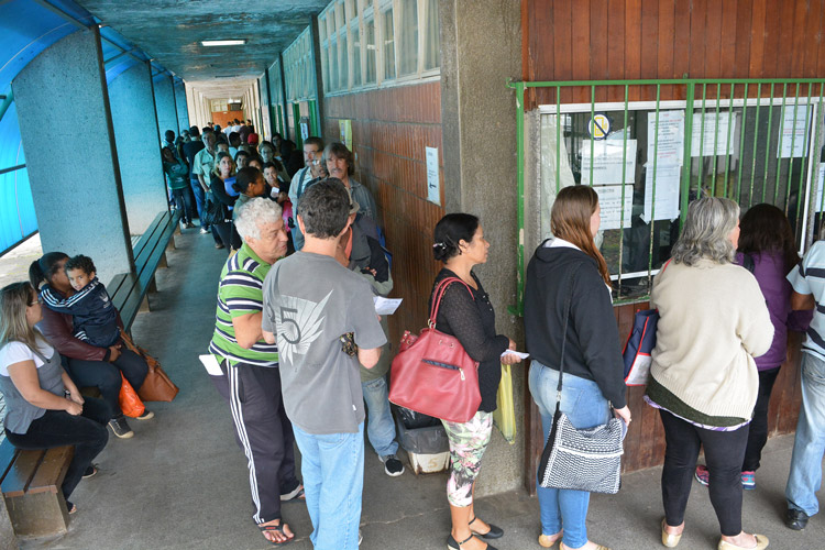 Paralisação do sistema gerou transtorno e fila pacientes ficaram mais de cinco horas (Foto: Henrique Pinheiro)