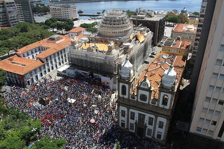 Na última semana, milhares de servidores protestaram contra o “pacote de maldades” do governo (Foto: Facebook/Alerj)