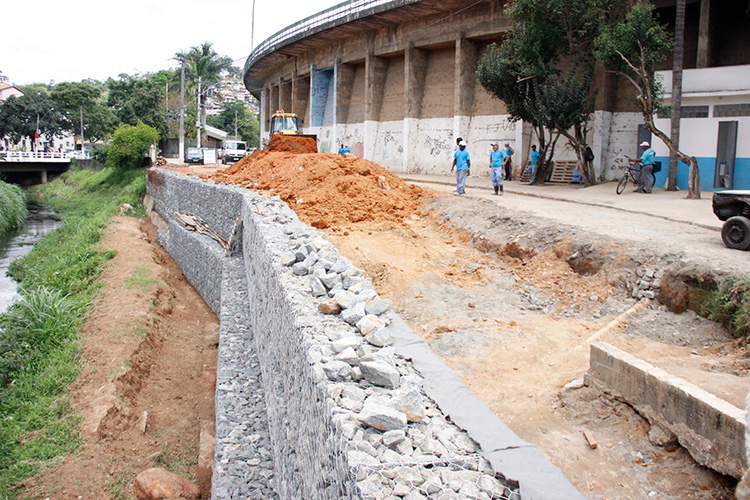 ​O muro tem 50 metros de comprimento e três metros de altura (Foto: Leonardo Vellozo/PMNF)