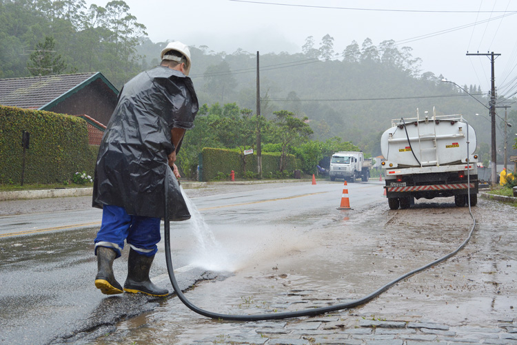 Depois do temporal de sábado à noite, os dias seguintes foram de muito trabalho no distrito de Mury, com os serviços de limpeza (Foto: henrique Pinheiro)