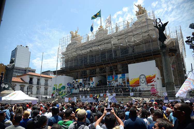 ​- Manifestantes protestaram contra o pacote na Alerj na tarde de ontem (Foto: Tânia Rêgo/Agência Brasil)