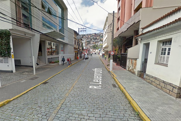 Rua Leuenroth, no centro de Nova Friburgo (Foto: Google)