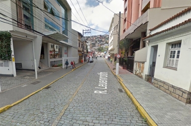 Rua Leuenroth, no centro de Nova Friburgo (Foto: Google)