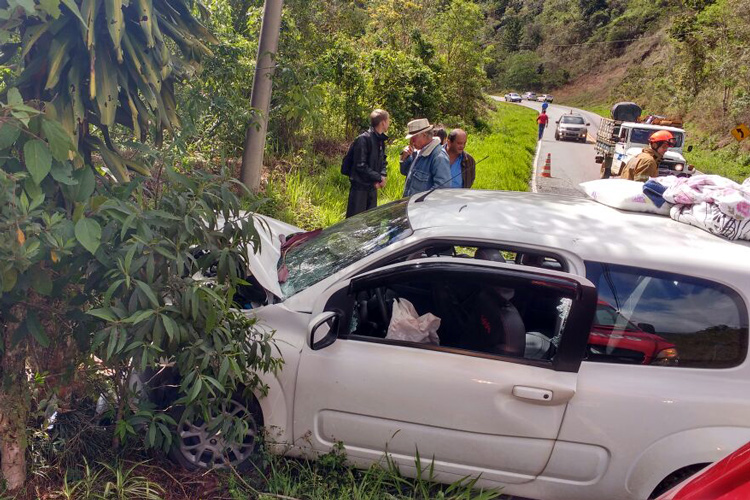 Cinco pessoas estavam dentro do carro (Foto: Leitor via WhatsApp)