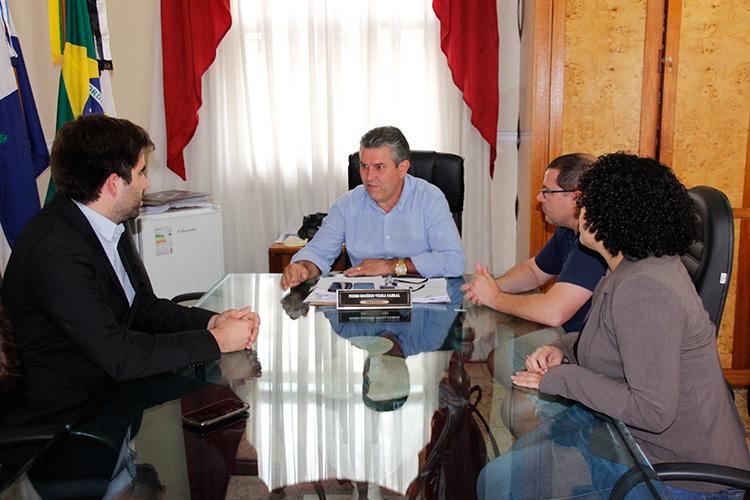 Na última segunda-feira, 21, o prefeito Rogério Cabral recebeu um comitê de professores em seu gabinete para tratar sobre a situação da falta de água do campus da Uerj (Foto: Leonardo Vellozzo/Secom/PMNF)