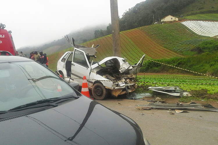 Homem morreu após colisão entre carro e ônibus (Foto: Leitor via WhatsApp)