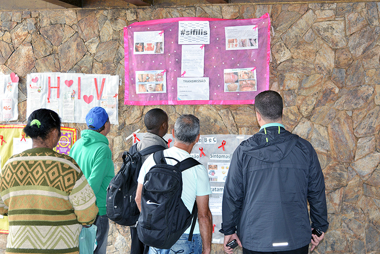 Profissionais da saúde espalharam cartazes explicativos pela Estação Livre e fizeram um trabalho de conscientização sobre Aids e DST (Foto: Henrique Pinheiro)