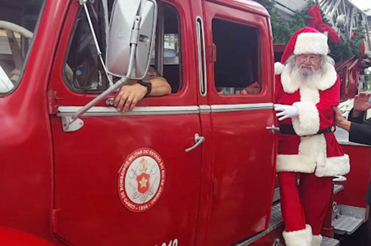 O Papai Noel do Cadima Shopping movimentou o centro da cidade em um desfile no carro do Corpo de Bombeiros 