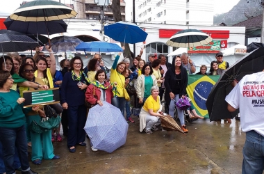 O grupo protestou na Praça Dermeval Barbosa Moreira (Foto: Ricardo José Jacob/Facebook)