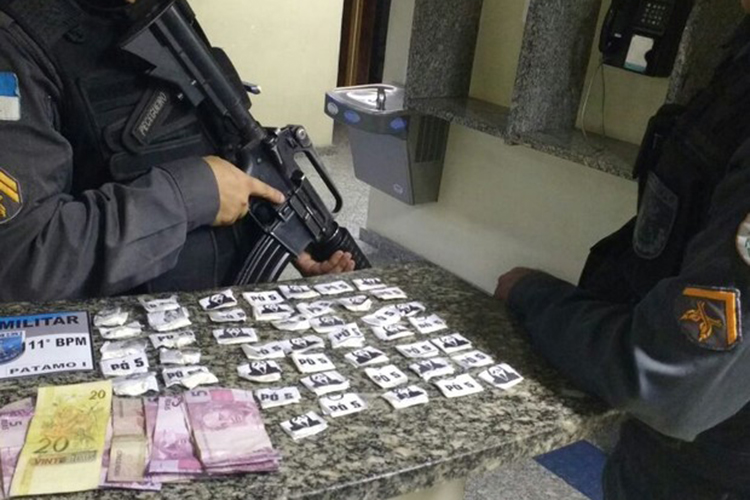 Além da droga, as jovens detidas estavam com R$ 98, segundo a PM (Foto: 11ºBPM)