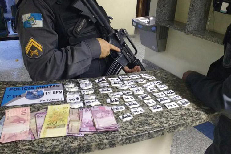 Adolescente estava com 245 sacolés de cocaína  e R$ 40 (Foto: 11ºBPM)