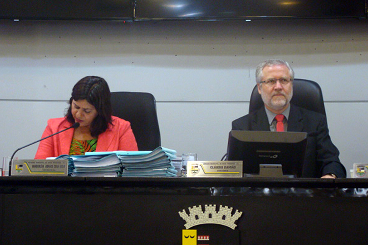 Os vereadores Vanderleia Pereira Lima e Cláudio Damião durante a leitura do relatório