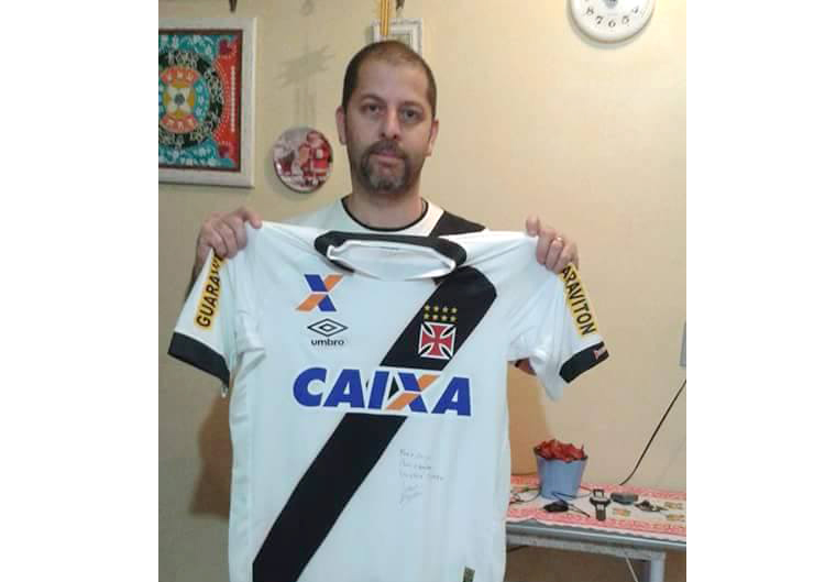 Alex Moreira e uma das inúmeras camisas da coleção: fama começa a se espalhar pelo Brasil