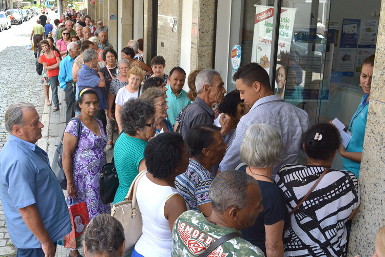  Durante todo o dia, loja da Riocard ficou lotada de usuários em busca do cartão de gratuidade (Foto: Henrique Pinheiro)