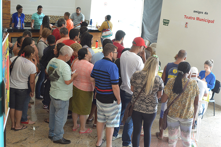 Beneficiários terão que entregar documentos para posterior assinatura dos contratos, marcada para a próxima terça-feira, 20 (Foto: Henrique Pinheiro)