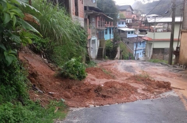 Houve deslizamento de barreira no Três Irmãos (Foto: Leitor via WhatsApp)