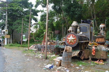 Carros alegóricos começaram a ser desmontados, mas ainda não foram retirados (Foto: Henrique Pinheiro)