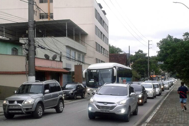 O trânsito na Avenida Rui Barbosa às 10h da manhã (Foto: Alerrandre Barros)