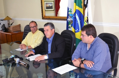 Rogério Cabral ( ao centro), o secretário de Saúde, Rafael Tavares (d), e o  representante da Unir, Julio Carvalho, comemoram o acordo com o MPT (Foto: Alerrandre Barros)