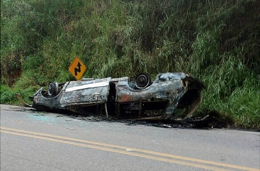 O carro pegou fogo após capotar na RJ-150 (Foto: Leitor via WhatsApp)