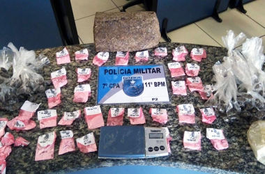 Agentes apreenderam 178 papelotes de cocaína, um tablete de 1kg de maconha e mais 132 trouxinhas da droga e uma balança de precisão (Foto: 11ºBPM)