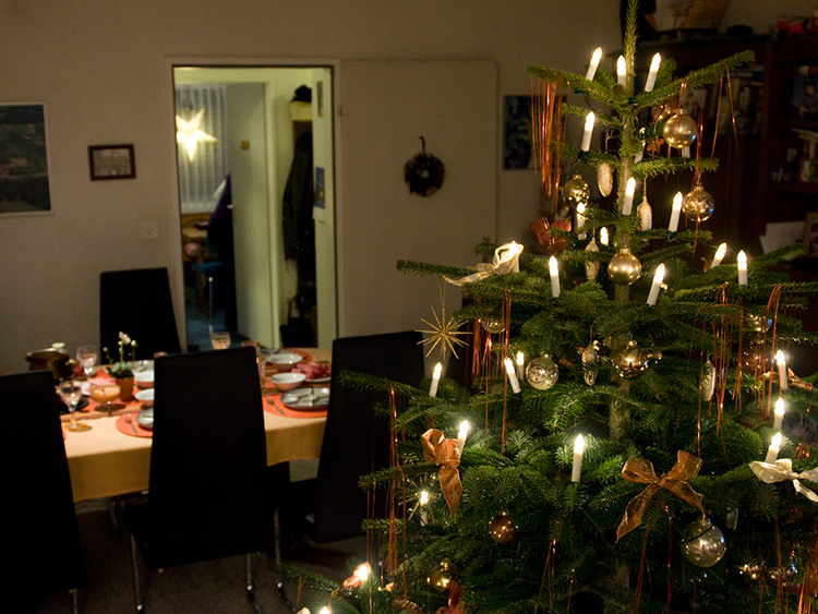 Típica árvore e mesa de natal de uma família suíça (Foto: Flickr) 