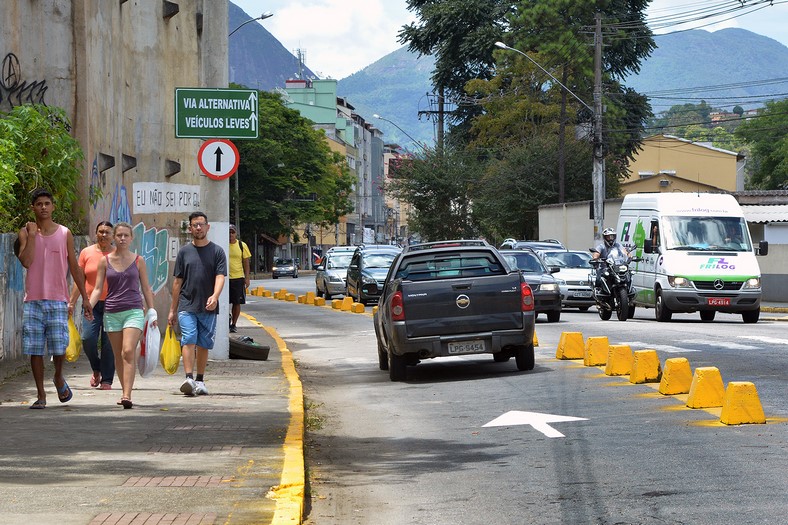 Na Avenida Euterpe, alguns blocos de concreto que separam a via altenativa estão soltos e podem causar acidentes (Foto: Henrique Pinheiro)