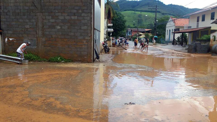Após as chuvas, moradores de Amparo trabalharam na limpeza das ruas e de casas que foram invadidas por lama (Foto: Leitor via WhatsApp)