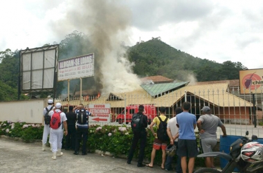 Funcionários e curiosos acompanharam os trabalhos dos bombeiros (Foto: Leitor via WhatsApp)