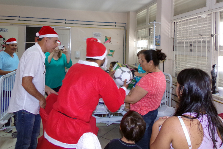 Empresários friburguenses doam brinquedos para crianças no Natal