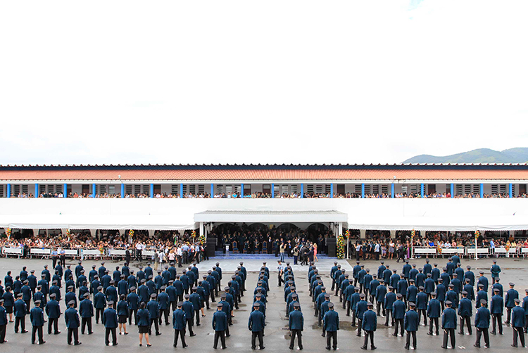 Cerimônia de entrega dos espadins Tiradentes a futuros oficiais em 2011 (Foto: GovRJ)