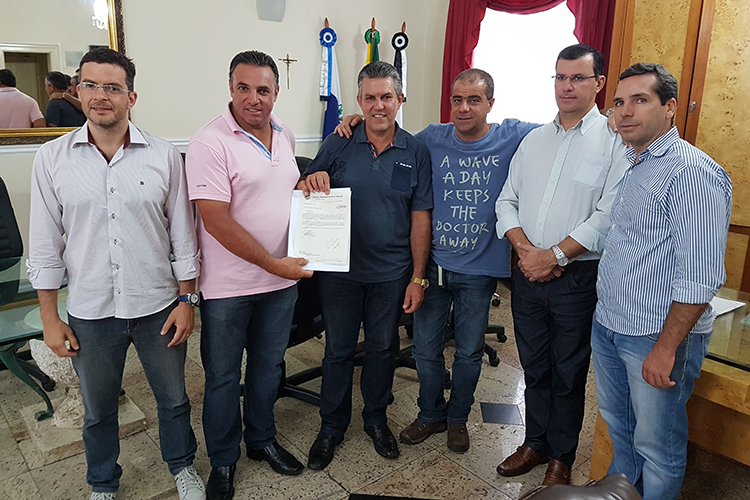 A devolução foi formalizada no gabinete do prefeito Rogério Cabral (Foto: Leonardo Vellozo) 