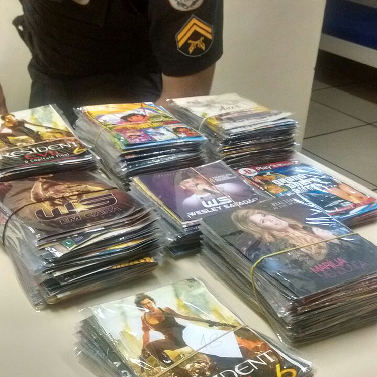 CDs e DVDs apreendidos no Centro (Foto: 11ºBPM)