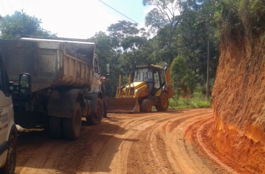Trecho de 15 km, na Estrada do Morango, foi finalizado nesta quinta-feira (Foto: PMNF)