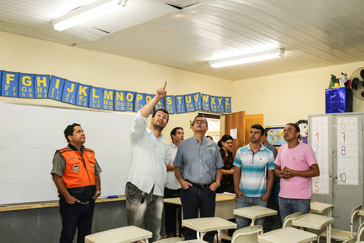 A comitiva que vistoriou a escola foi liderada pelo prefeito Renato Bravo (Fotos: João Luccas Oliveira)