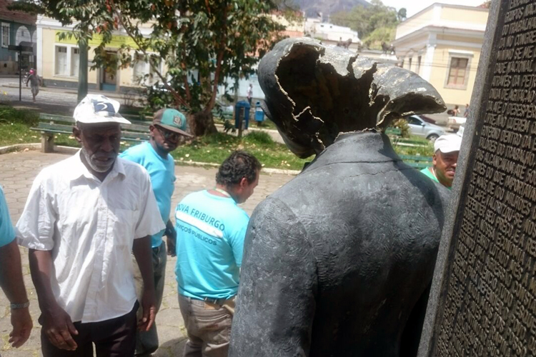 A cabeça da estátua ficou destruída com a queda (Foto: Leitor via WhatsApp)