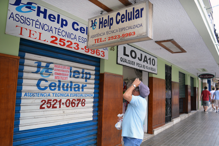 Muitos consumidores encontraram as lojas fechadas no Centro (Foto: Henrique Pinheiro)